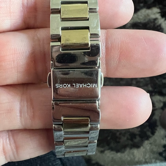 Micheal Kors watch - Picture 3 of 3